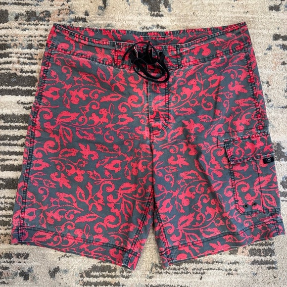 Converse All Star Shorts Mens Size 36 Red Black Geometric Pattern Swim Trunk - Picture 1 of 6